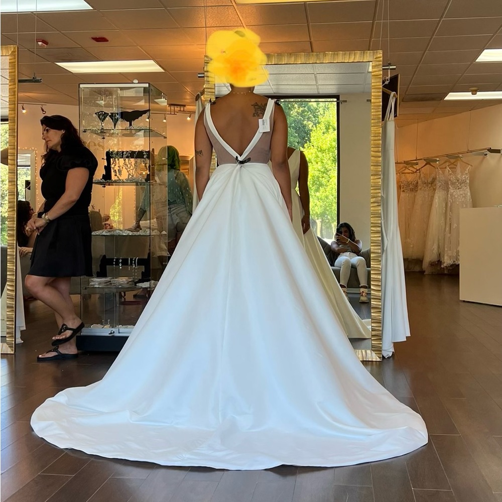 Hi! Selling this brand new, never worn, wedding gown. This is a size 8. - Picture 2 of 3